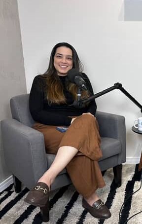 Laís Damascena no estúdio do Gentilcast
